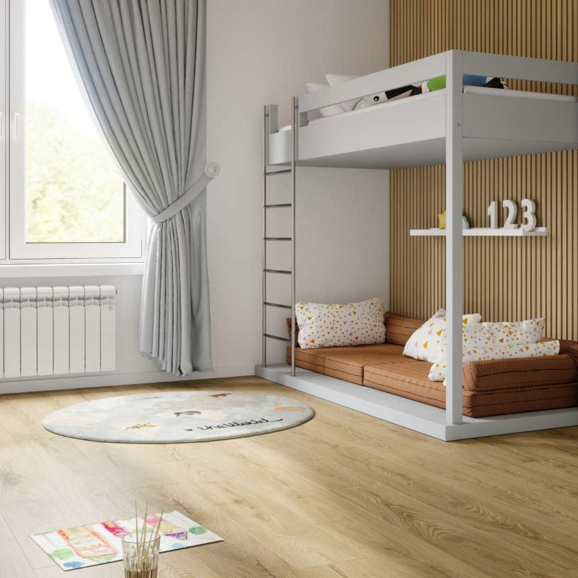 germanuli saxli flooring.ge გერმანული სახლი ლამინატი ტექნიკური მახასიათებლები
წარმოების ადგილი: გერმანია, Krono Original
ცვეთის კლასი (Abrasion resistance): AC5
გამოყენების კლასი (Classification): 33 კლასი
ჩამკეტი სისტემა (Lock): 5G
სისქე 12 მმ
ზომები (Dimensions):
1288 x 195 x 12 მმ



უპირატესობები (Advantages)
არ იკაწრება
იატაკქვეშა გათბობასთან თავსებადი
ბავშვებისა და ცხოველებისთვის უსაფრთხო&nbsp;
მარტივი მოვლა
ნესტგამძლე
დამზადებულია ბუნებრივი და მდგრადი მასალებისგან
გამოყენება
საძინებელი (B