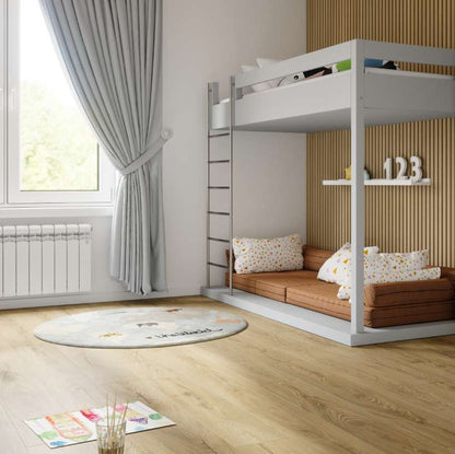 germanuli saxli flooring.ge გერმანული სახლი ლამინატი ტექნიკური მახასიათებლები
წარმოების ადგილი: გერმანია, Krono Original
ცვეთის კლასი (Abrasion resistance): AC5
გამოყენების კლასი (Classification): 33 კლასი
ჩამკეტი სისტემა (Lock): 5G
სისქე 12 მმ
ზომები (Dimensions):
1288 x 195 x 12 მმ



უპირატესობები (Advantages)
არ იკაწრება
იატაკქვეშა გათბობასთან თავსებადი
ბავშვებისა და ცხოველებისთვის უსაფრთხო&nbsp;
მარტივი მოვლა
ნესტგამძლე
დამზადებულია ბუნებრივი და მდგრადი მასალებისგან
გამოყენება
საძინებელი (B