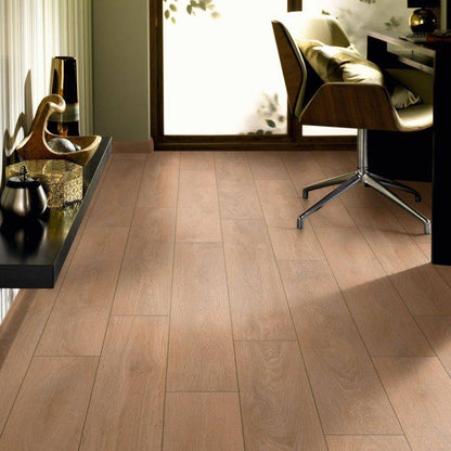 გერმანული ლამინატი მწარმოებელი: Krono Original (გერმანია)
ცვეთის კლასი: AC4
გამოყენების კლასი: 32 კლასი
ზომები:
• სიგრძე: 1375 მმ
• სიგანე: 188 მმ
• სისქე: 12 მმ
• ფილის ფართობი: 1.29 მ²
ჩამკეტი სისტემა: 5G
იატაკქვეშა გათბობასთან თავსებადი
უპირატესობები
დაზიანებისგან დაცვა (Antiscratch) — რჩება ახალი და შთამბეჭდავი მრავალწლიანი გამოყენების შემდეგაც
ბავშვებისთვის და ცხოველებისთვის უსაფრთხო — ადვილი მოსავლელი და უსაფრთხო გარემოს შექმნისთვის
მარტივი მოვლა — ყოველდღიური მოვლა არ საჭიროებს სირთულეებს
ნესტგამძლე 